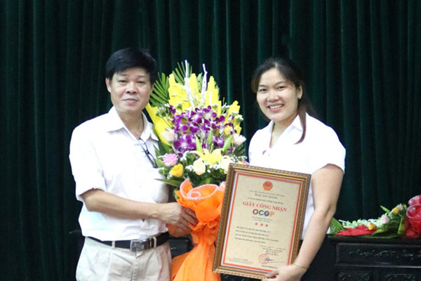 Ông Trần Văn Ơn tặng hoa chúc mừng HTX Dược liệu Hải Hậu ACT