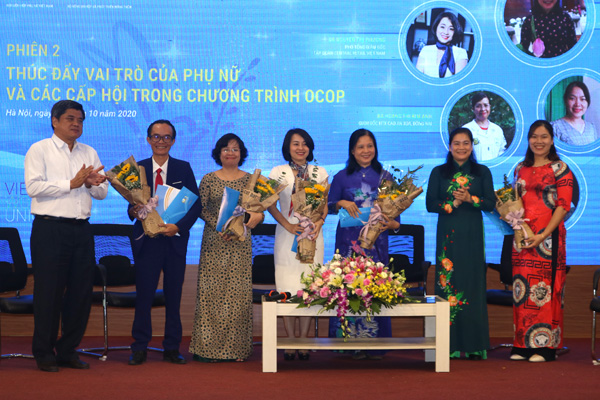 Ông Trần Thanh Nam - Tặng hoa chúc mừng HTX Dược liệu Hải Hậu ACT